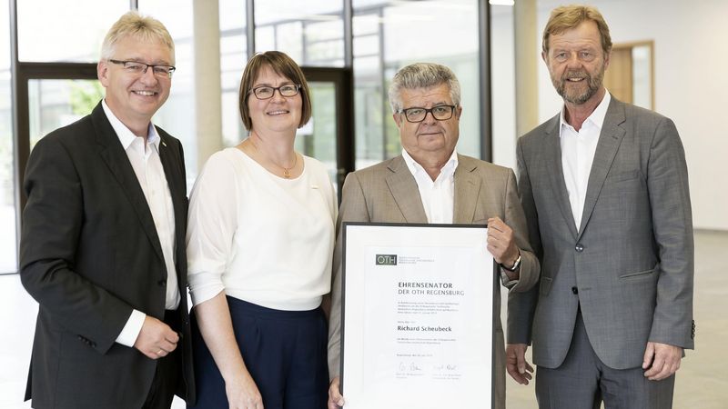 OTH_Regensburg's tweet photo. Richard Scheubeck, ehemaliger Vorstandsvorsitzender der #Scheubeck #Jansen #Stiftung, ist neuer #Ehrensenator der OTH Regensburg! Mehr unter https://t.co/FNlHNoHTYZ
Foto: Florian Hammerich https://t.co/35bLg0hgy3