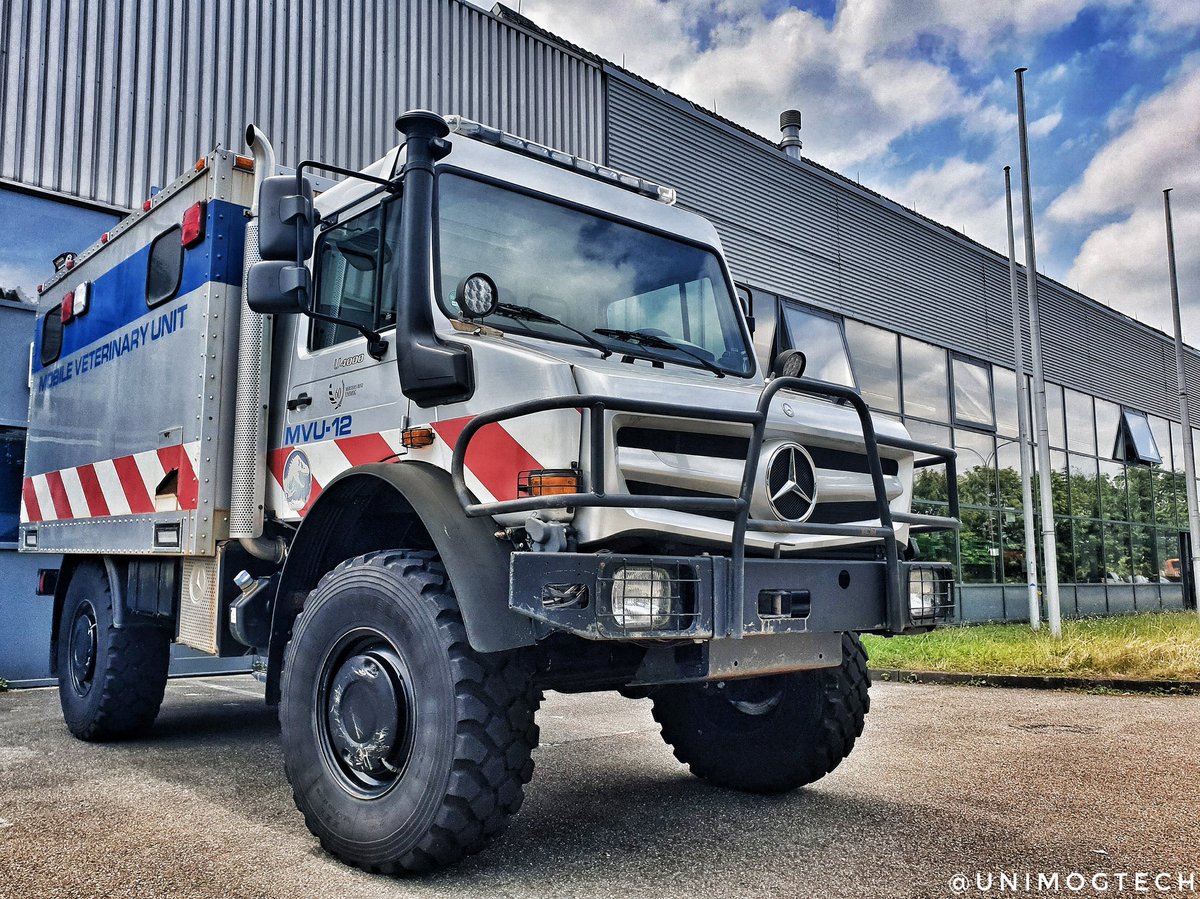 UnimogTech's tweet photo. It's not everyday that you get to meet a #MovieStar 🎥🎬 fantastic truck from a fantastic film!
#Unimog leading the way! 💪💪
#JurassicWorld #MVU12 #ExtremeOffRoader #HighMobility #ToughTrucks #MercedesBenz #SpecialTrucks #WhenOnlyTheBestWillDo #MightyMog #TrucksYouCanTrust https://t.co/FeAmE4NrfQ