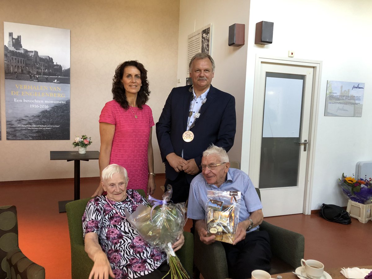 Vandaag het echtpaar Maassen-Diender mogen feliciteren met hun 65-jarig huwelijk. Als militair naar Kampen gekomen en hier getrouwd met een Schokker nazaat. Meer dan 60 jaar wonend aan de Vloeddijk, dan kun je veel verhalen vertellen! Grote wens; maak de Burgel weer schoon!