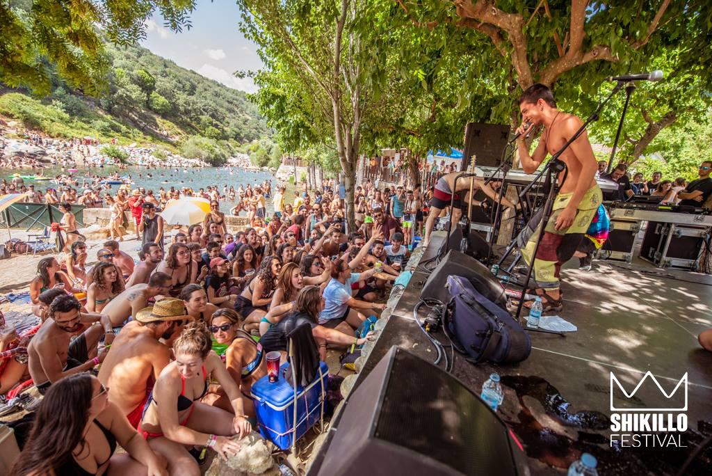 Shikillofest's tweet photo. Tenemos los mejores días de piscineo de tu verano 💦 Última oportunidad para pillar tu abono y montártelo bien este año en el Shikillo Festival 2019 👉 https://t.co/cewd1HUVwF 

💣 SÓLO QUEDA 1 DÍA PARA ABRIR PUERTAS https://t.co/XuvI3EkHIR