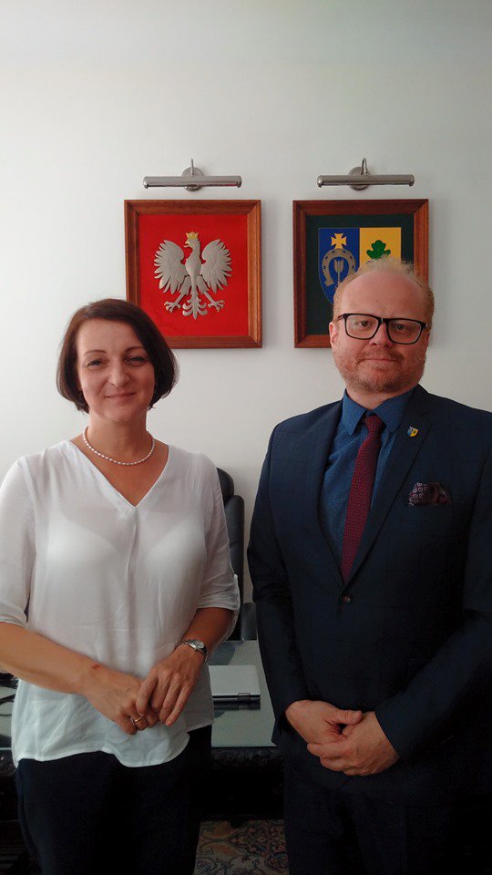 UMMilanowek's tweet photo. Spotkaniem z burmistrzem @P_Remiszewski w Urzędzie Miasta, rozpoczęła wizytę studyjną w Milanówku minister Magdalena Gawin, podsekretarz stanu w @MKiDN_GOV_PL   W planach wizyty jest wizja lokalna w Turczynku i willi Waleria. https://t.co/fOEDHBHzis