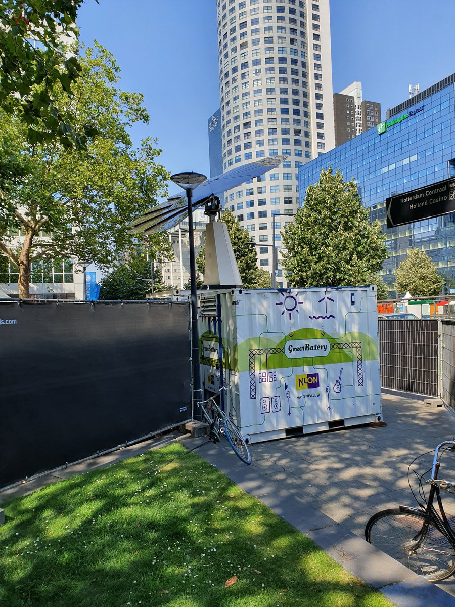RooftopEnergy's tweet photo. Mooi initiatief op het zomercarnaval Rotterdam van @VattenfallNL!
TIP: zet zonnepanelen voortaan wel in de zon. https://t.co/asdnJu57WS