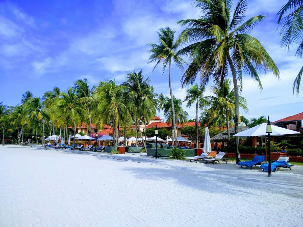 ATAP_KW's tweet photo. جزيرة لنكاوي Langkawi تقع شمال غرب ماليزيا قُبالة تايلاند وتُعتبر من جزر ماليزيا الجميلة، تتميز باحتوائها على العديد من الغابات والشواطئ والجبال المكسوة باللون الأخضر. وهي من أهم أماكن السياحة في ماليزيا للإستجمام وممارسة الرياضات المائية والاستمتاع بالرحلات البحرية. https://t.co/9UWBIVJ4PO