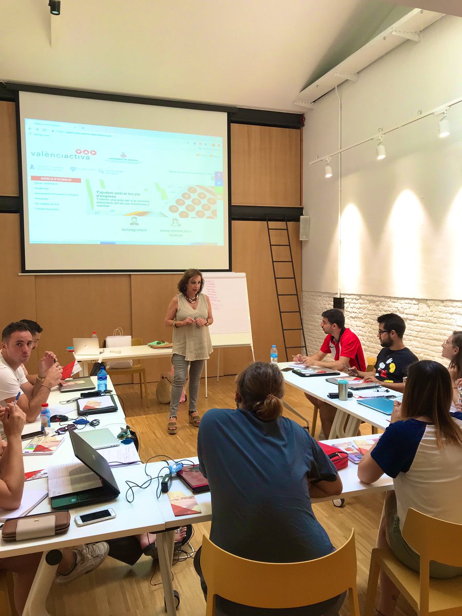lamardeana's tweet photo. Un ejército de profesionales para buscar empleo a estos jóvenes cracks del #MarketingDigital de #GenerationEOIMD @spaingeneration @eoi ... nos visita Rosa de la Agencia d’Ocupaciò de @valenciactiva_ https://t.co/SnJQLmwaEW