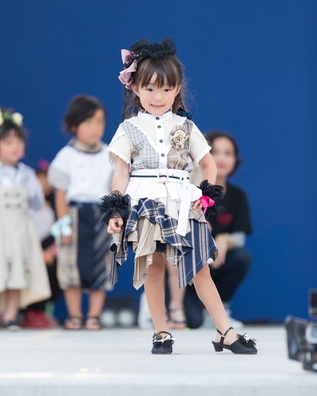 petit_lovely___'s tweet image. またまた素敵なお写真戴きました❣️✨
めっちゃ嬉しぃ💕
ありがとうございます💕💕

ひめﾁｬﾝちゃんと前見てる✨✨
...目線もちょっと上げなきゃかなぁ❓

このお衣装本当に可愛ぃ♥️♥️♥️

#神戸みなとまつり 
＃JAPANcollection

#上田安子服飾専門学校 様💖