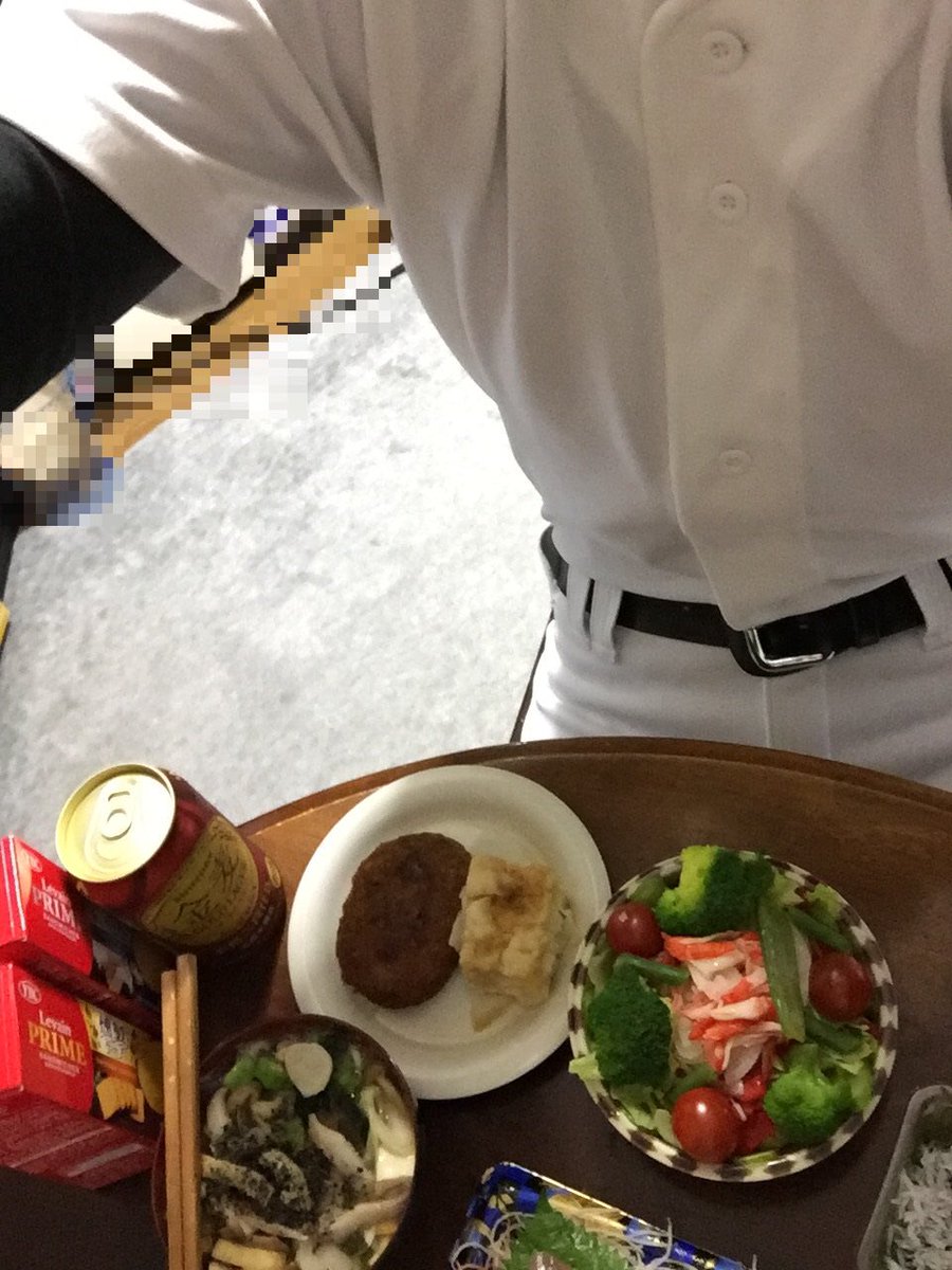 tarooo90089262's tweet photo. ユニ de 晩飯（乾杯Ver）
暑いから、部屋キンキンに冷房効かせて
ユニフル装備＆ビールで至福のひととき🤗

ピチユニのモッコリ、飲みながら触ると
気持ちいいっス！👍🏻 https://t.co/c52D9kkwOx