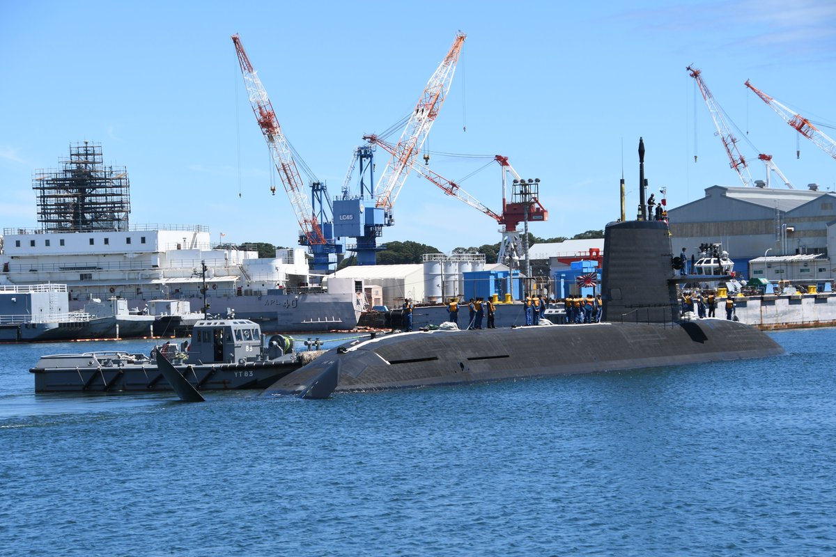 ふにに メロンと入れ替わる形で入港する海自そうりゅう型潜水艦 X舵ってそんな風に曲がるのね 週刊安全保障