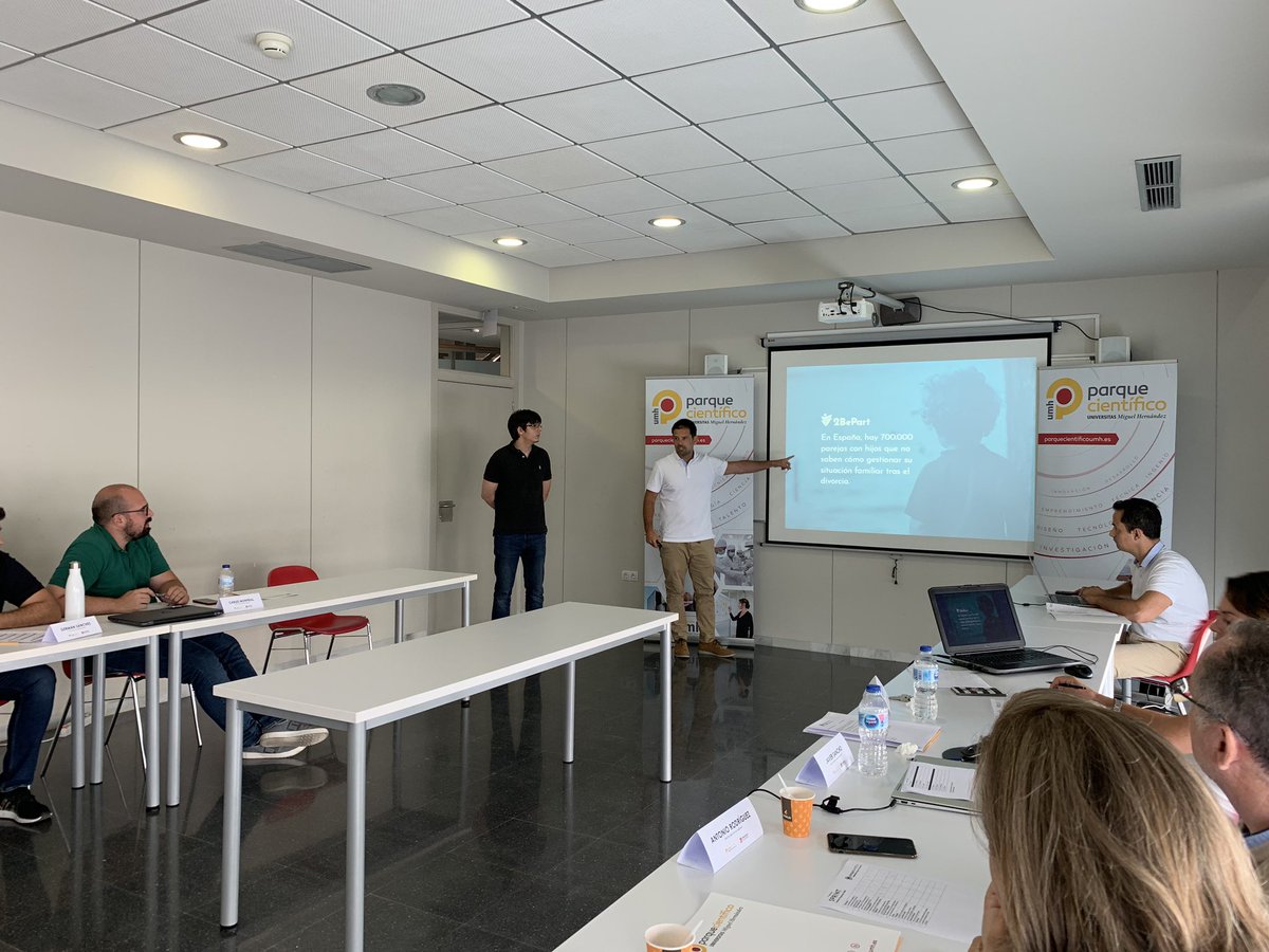 PcientificoUMH's tweet photo. Jose Antonio Pérez y Roberto López nos hablan de #2BePart, una plataforma de organización y control para familias separadas. 

#SprintUMH https://t.co/X7JFRbPxyz