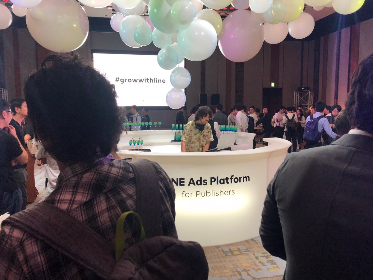LINEBIZ_JP's tweet photo. LINE Ads Platform for Publishersローンチのアフターパーティは上昇をイメージしたバルーンの装飾でお出迎え🎈✨LINEカラーのドリンクと音楽でおもてなし🥂🎧#growwithline https://t.co/mtEKkRauZj
