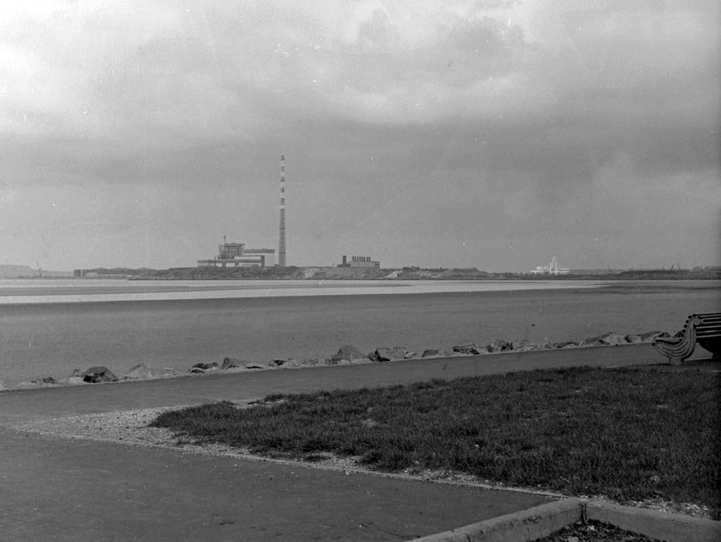 Poolbeg Chimney when there was only one, view from Clontarf - circa 1970.

Photo from @dubcilib
#PhotosofDublin #PoolbegChimneys #PoolbegChimney