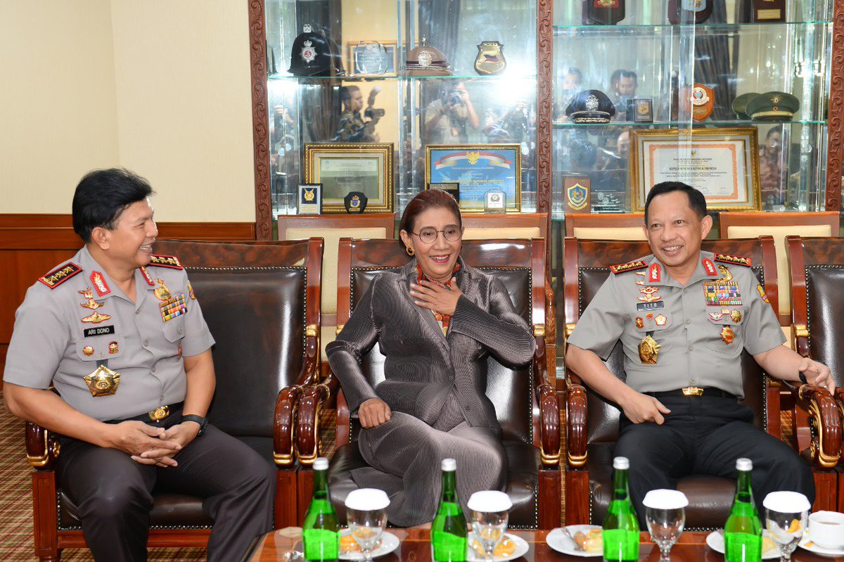 susipudjiastuti's tweet photo. Penandatanganan MOU di Mabes Polri untuk lebih mempererat kerjasama KKP dengan Polri dalam menangani kejahatan perikanan dan menjadikan laut masa depan bangsa.

Melihat gedung Bareskrim yang baru. https://t.co/IDLQpopkUd