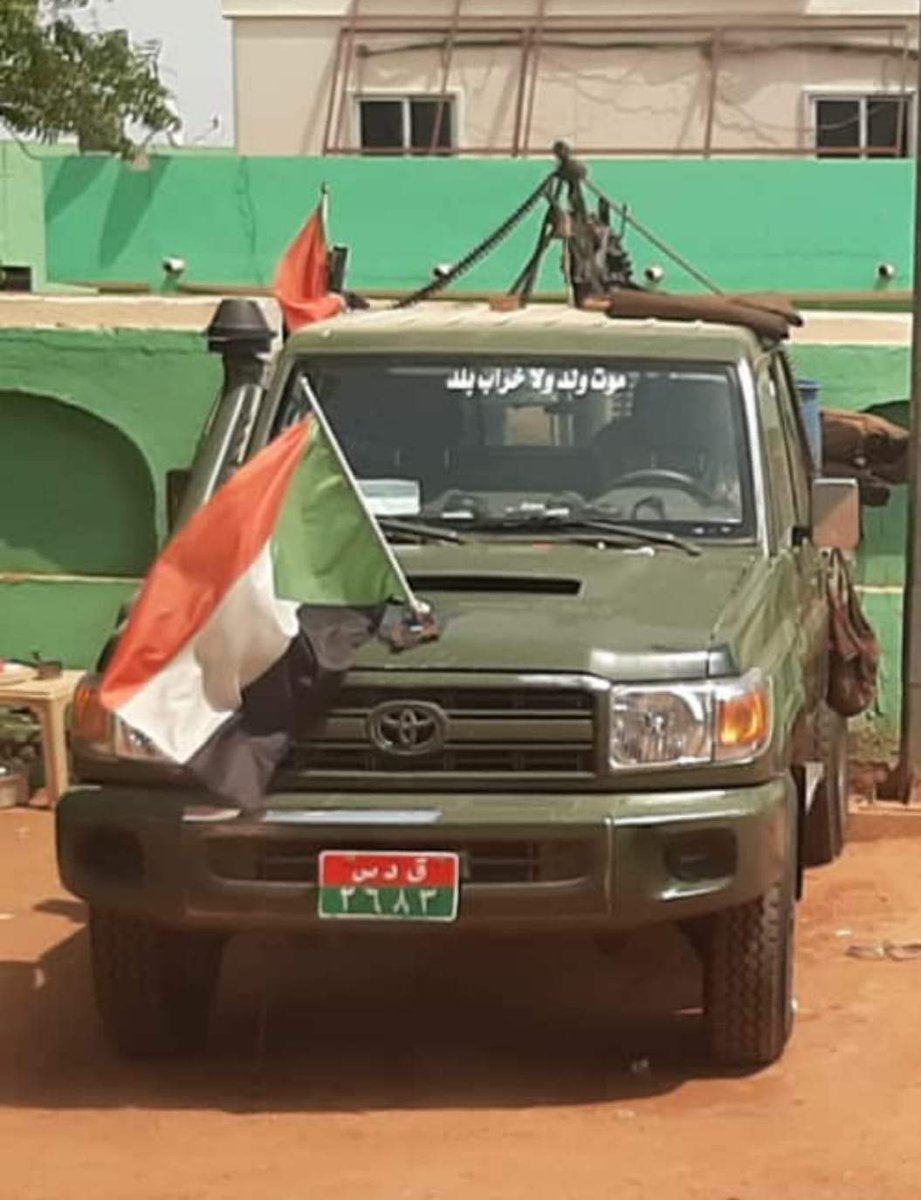 Huzifa_44's tweet image. دي عرباتهم كاتبين فيها موت ولد ولاخراب بلد
يعني هم جوا يقتلوا  اولادنا ويخربوا بلدنا
#جنجويد_رباطه