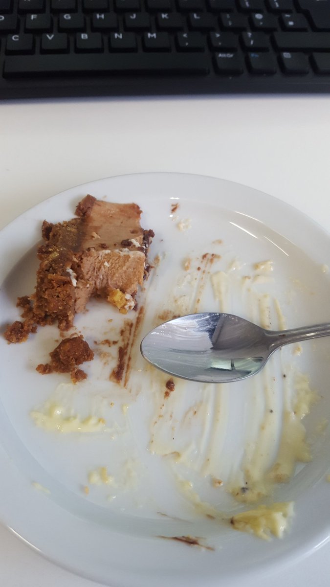 Quel_lucand's tweet photo. Uma pessoa madura almoça cheesecake!
#CheesecakeDay
#DonutsInc
#Iconicoffices https://t.co/qQdDxEdnrT