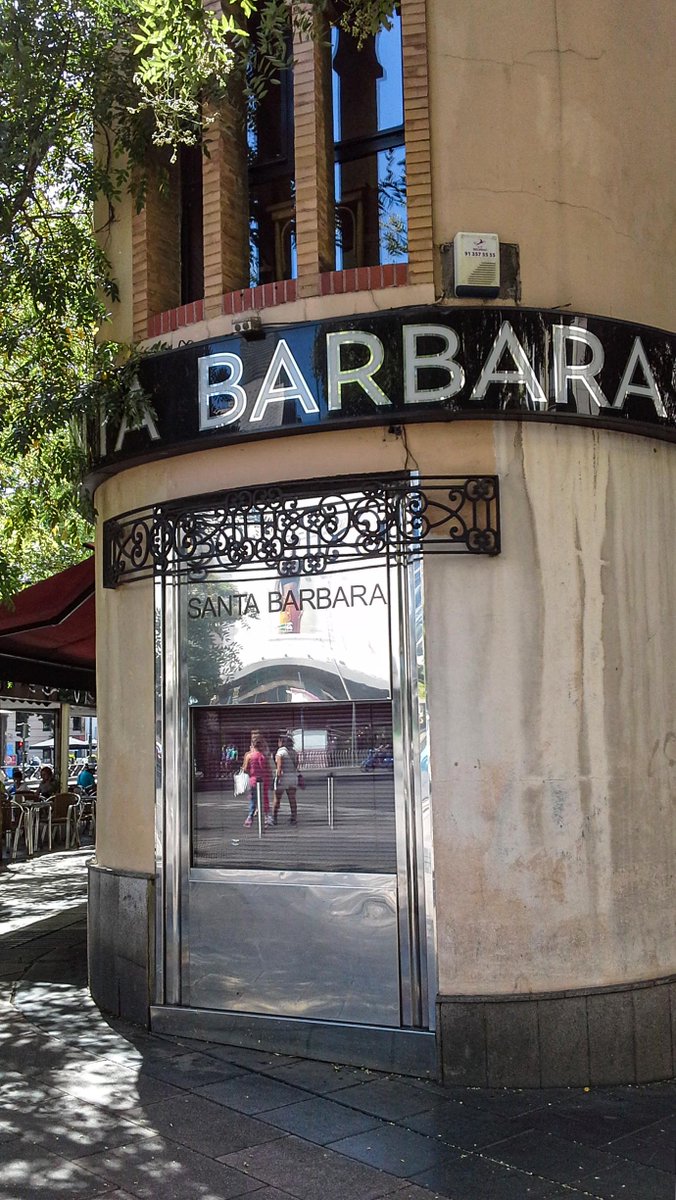 ManuelRevilla57's tweet photo. Son ya historia sus cañas y sus patatas, además de otras maravillas, de la cervecería Santa Bárbara, aquella que se encontraba en su famosa esquina de Goya y Alcalá. 
La fotografía es de mi última visita.

#Madrid https://t.co/zzedfmfneo