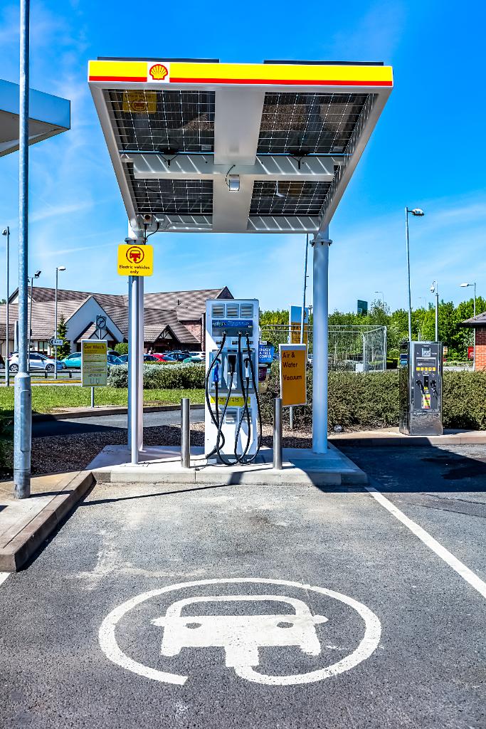 ShellStationsUK's tweet image. Did you know that our Shell Recharge locations are supplied by 100% renewable sources? A prime example is our EV charge post in Derby which is now powered by new solar panels ☀️ #ShellRecharge #EV