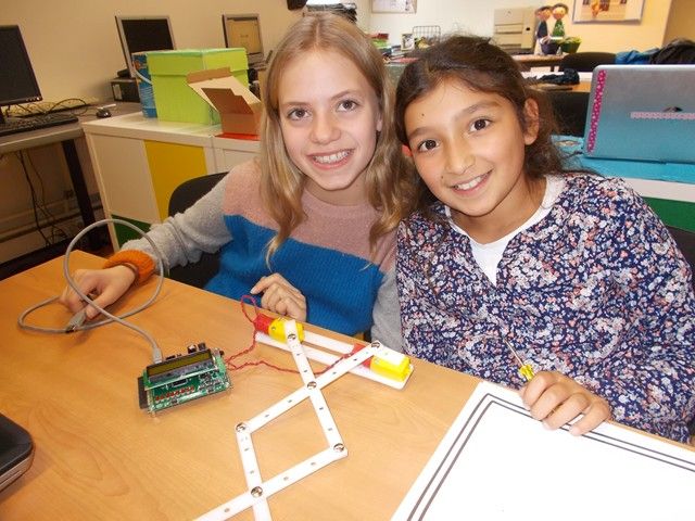 Deze meisjes ontdekten tijdens #WeGoSTEM hun talent voor techniek. Dankzij inzet van onze vrijwilligers. Ook dit jaar al meer dan 250 vrijwilligers! Maar we zoeken er nog meer... Help jij ook mee? wegostem.be/nl @Dwengo <a href="/WeGoSTEM/">WeGoSTEM</a> #SheGoesICT