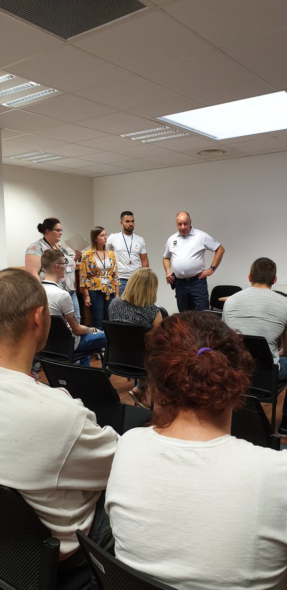 DumontLucille's tweet photo. #VersUnMetier Police #PoleEmploi Somain, après la présentation des postes accessibles aux métiers de la Police avec concours et sans concours, s'ensuivent les entretiens individuels par le Sergent Major Ringeval. Une dizaine de Demandeurs d'Emploi présents, #satisfaction. https://t.co/TlsNqDxCW5