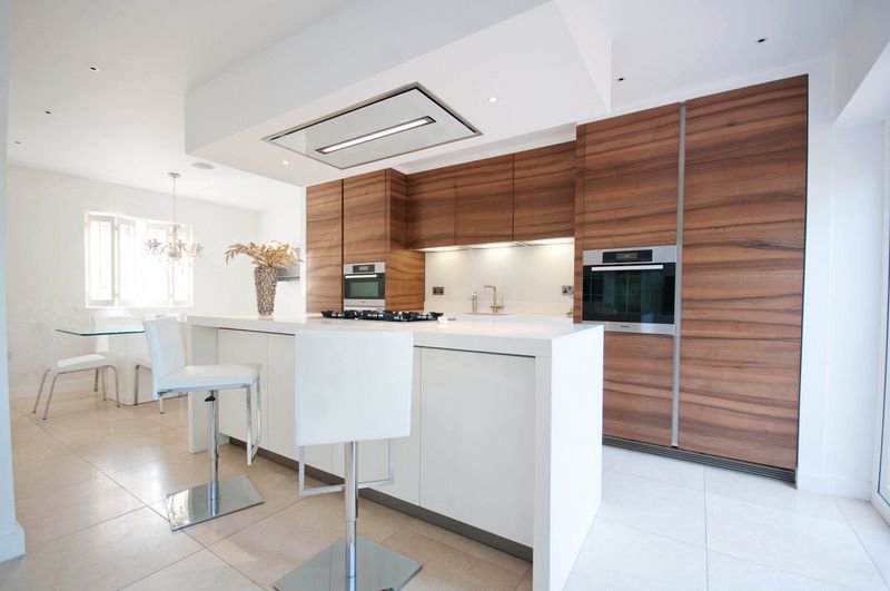 intervari's tweet image. This beautiful INTUO kitchen is in matt white and bookmatched veneer. See our full gallery at: buff.ly/2RwTgIN #interiordesign