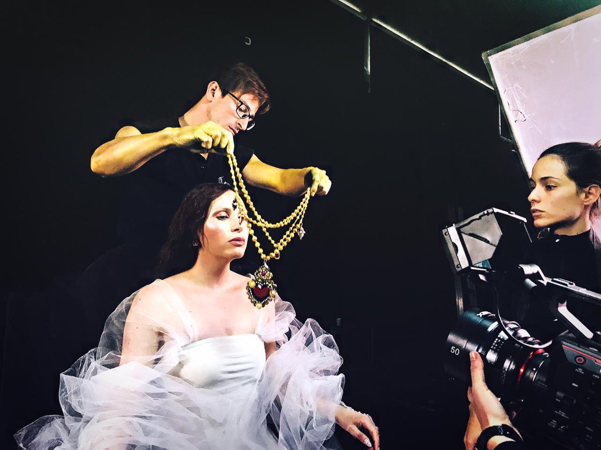 Hace una semana rodamos el Videoclip de SER ETERNOS! Después de meses de planeación, se hizo real 🔥ESPÉRENLO!
#shooting #videoclip #music #Filmmaking #makeup #photography #artdirector #singersongwriter #singer #camera
