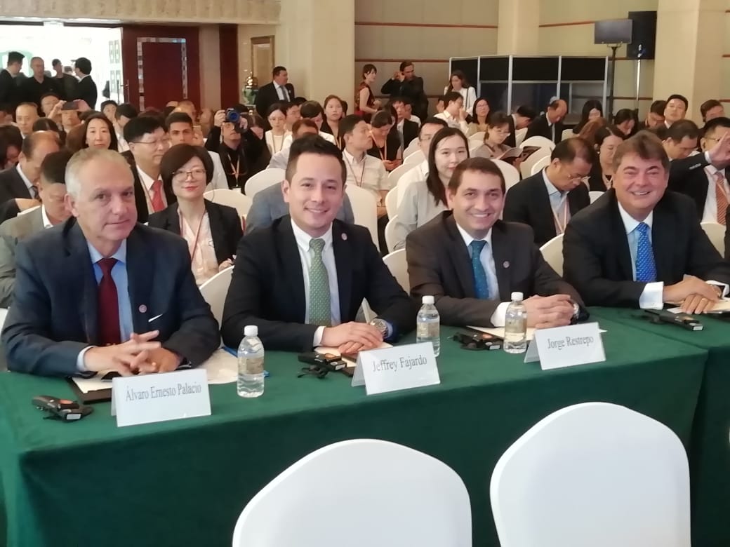 Nuestro presidente ejecutivo, @JeffreyFajardoL, presente en la visita de Estado de Colombia en la República Popular China. Avanzando en las gestiones de alto nivel para la admisibilidad de la carne de cerdo colombiana en China. #VisitaOficialAChina