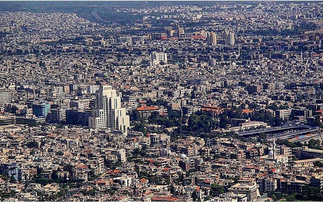 SY_Adab's tweet image. أنا في الطريق إلى دمشق ،
وما سئلتُ لكي أجيبا
وورائيَ "الشهباء" يحمل
صدرها صمتاً رهيبا
- سليمان العيسى