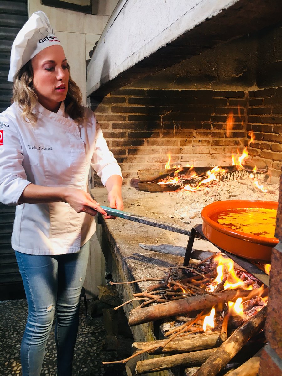Hoy estamos con <a href="/noeliapascual/">Noelia Pascual</a> de @RestauranteCachito #Elche #Alicante una maga del fuego 🔥 INCREÍBLE ESTA COCINERA