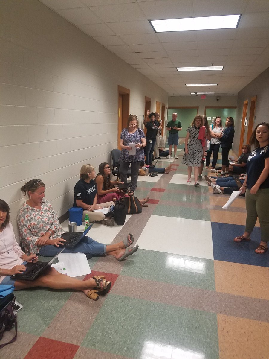 OAAP_MCS's tweet image. We have Schoology sessions all day, but this crowd of @MariettaCitySch teachers are camping out for the next one #MCST3