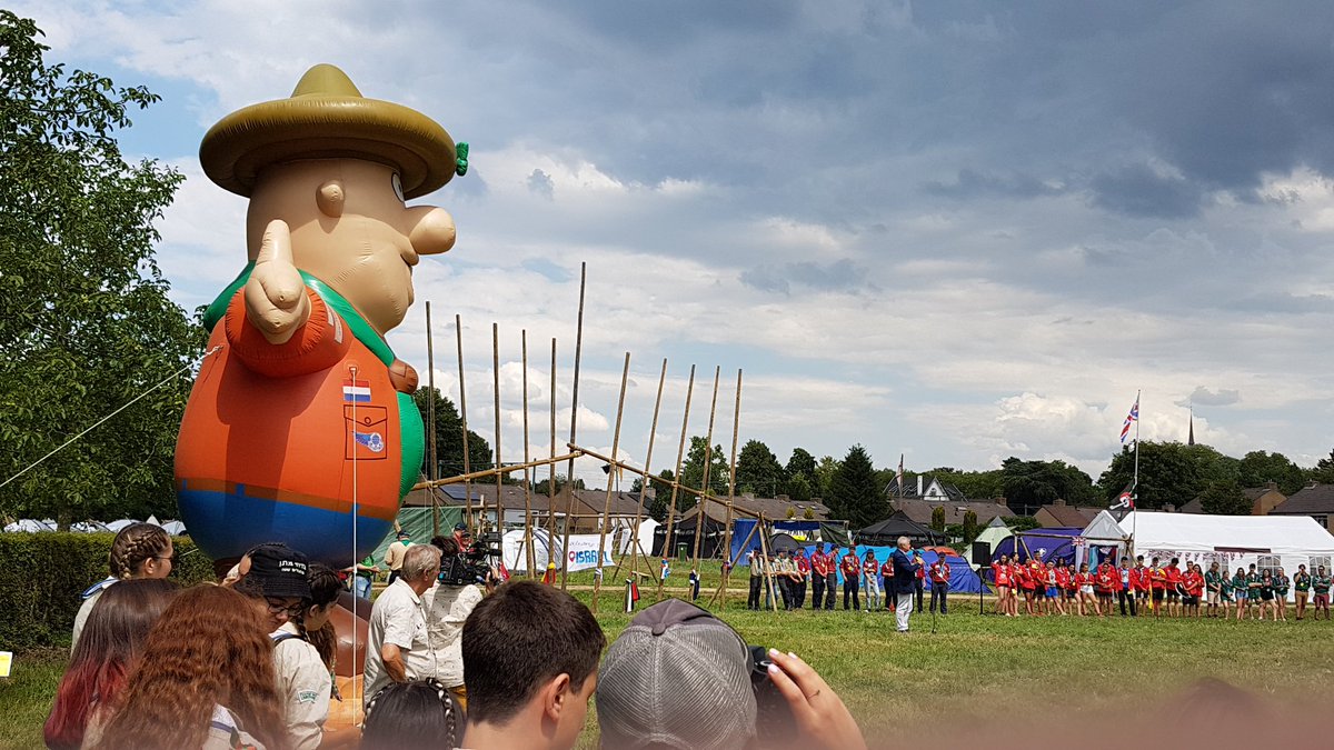 AudreyR77's tweet photo. Wat een spectaculaire opening #Marsna #Jamborette2019 !!👍🏻 #parachutisten #marsnavlag #Discovertheworld 👍🏻 https://t.co/iY6UWQJqN5