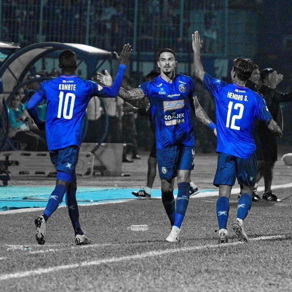 NewsArema's tweet photo. #FULL TIME : #AREMA FC (5)-(1) #Persib
#Gol oleh :
#Dendi Santoso 4'
#Makan Konate 5'
#Arthur Cunha 40'
#Rivaldi Bawuo 68'
#Rivaldi Bawuo 90'
----
#Febri Hariyadi 91'
..
..
Alhamdulillah Ongis Nade Nganem Besar - Pesta Gol Sam..! ⚽🎉 Umak Hebak Mbois… https://t.co/YzvGCHJOT6 https://t.co/b4dV4uEsPz