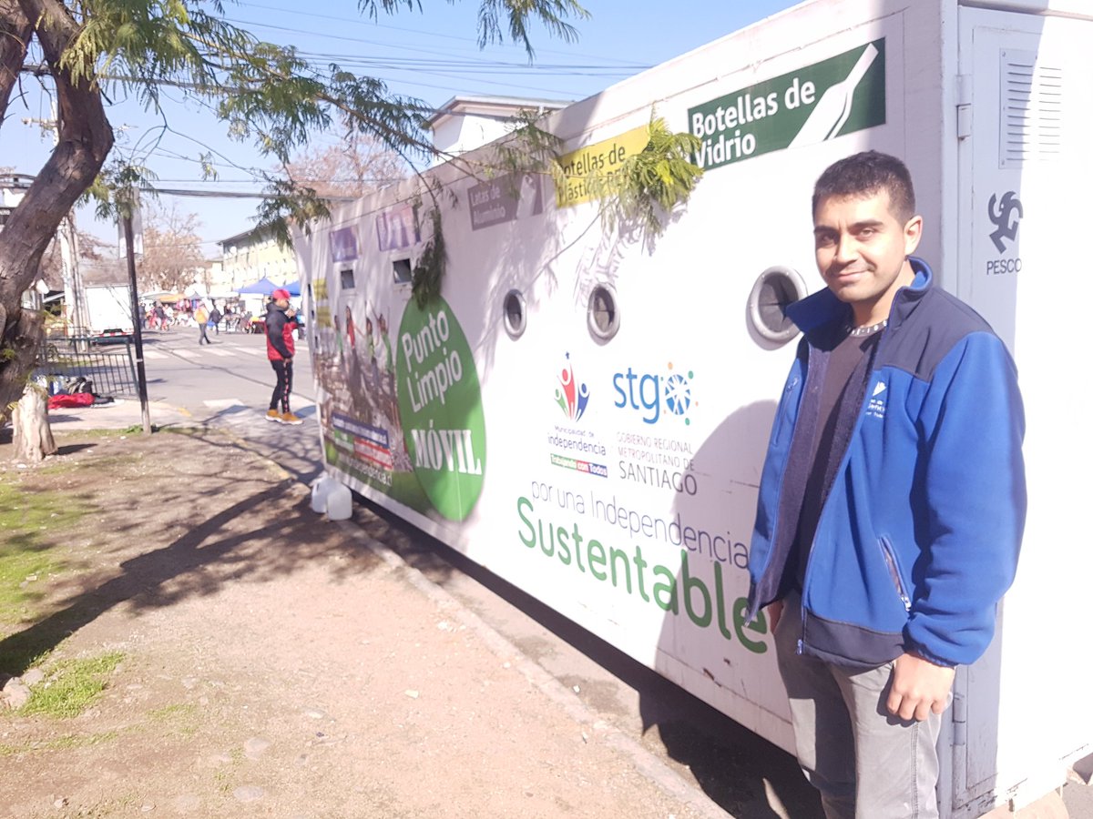 Vecinos Recuerden que hoy está el punto limpio en la feria Enrique Soro y la feria maruri  hasta las 14:00 hrs ¿tienes alguna duda sobre reciclaje? No dudes en consultar a Rodrigo nuestro Monitor ambiental ¡Los esperamos!