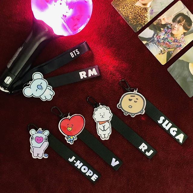 babekstore's tweet photo. Esses chaveiros são uma fofura e com certeza ficam lindos na Army Bomb, o que vocês acham? 
#bt21 #bt21keychain #bts #chaveiro https://t.co/TR1sXxsj3H https://t.co/wCHvoCZJR0
