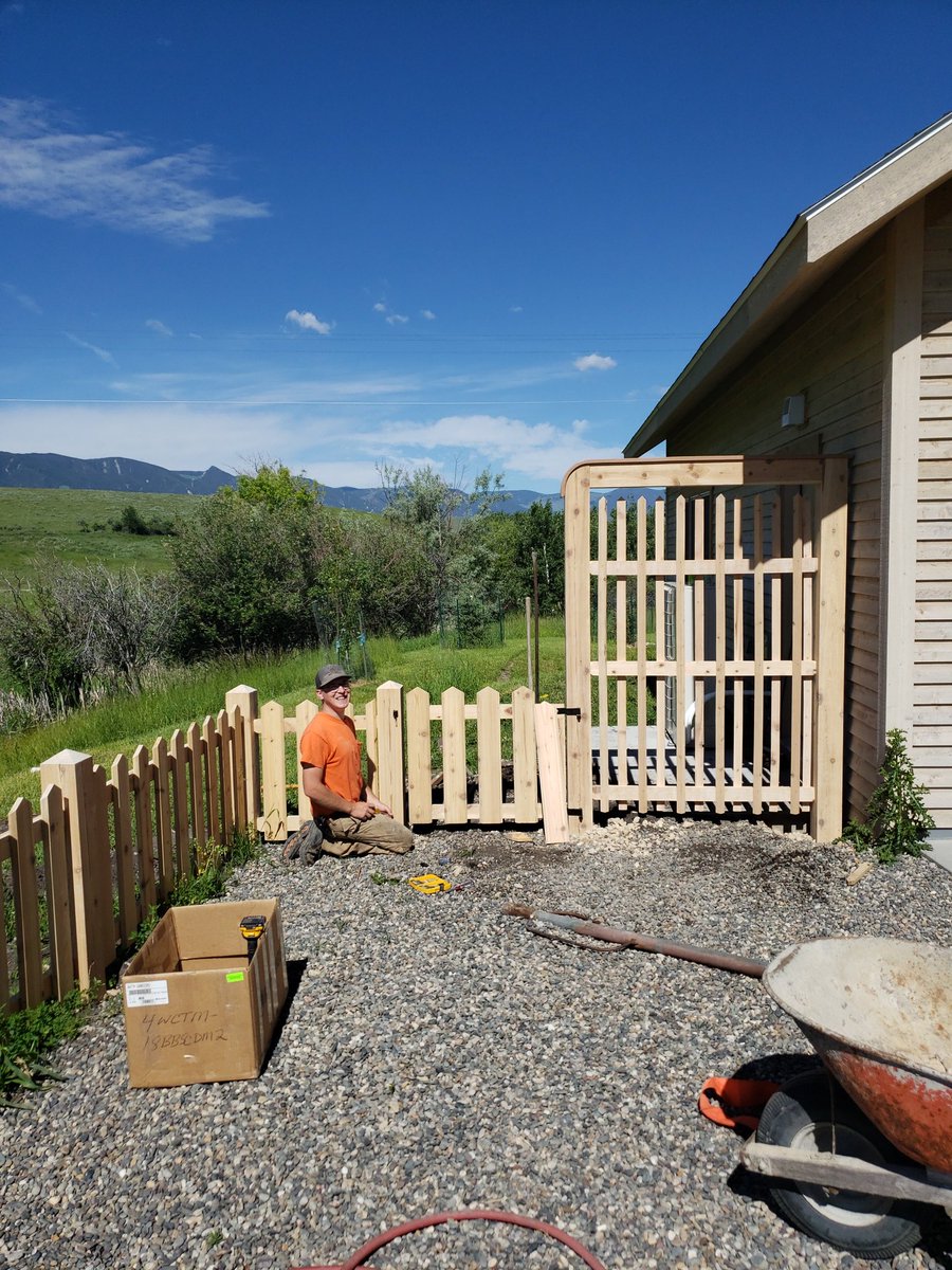 Customcraftedc1's tweet photo. Custom fencing!! #customfencing #fencing #builtright #cedar #trellace https://t.co/QF5PLXMYJa