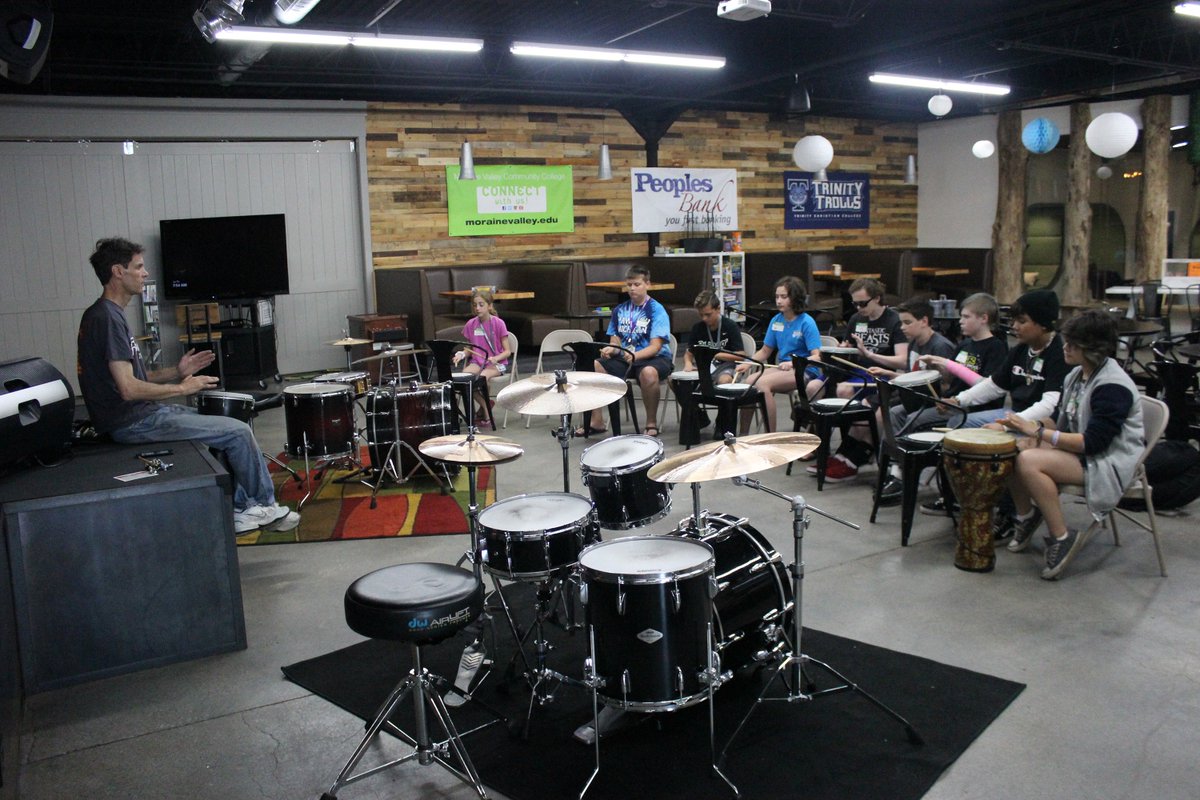 TheBridgeTC's tweet image. This past week, students learned drumming basics from a professional drummer who&apos;s in five bands! 

#TheBridge #TeenCenter #FreePrograms #ForTeens