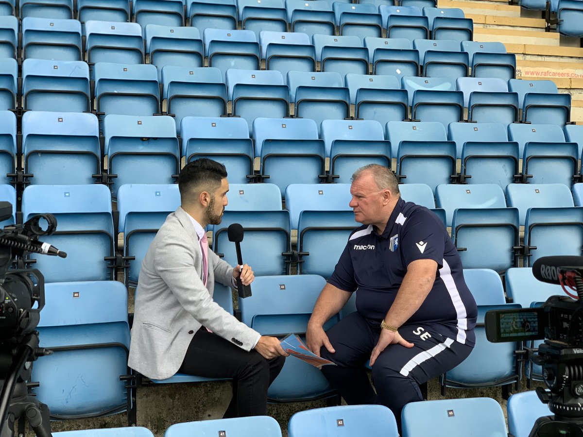 JoeCoshan's tweet photo. Great sitting down with @TheGillsFC boss Steve Evans ahead of their the season opener @drfc_official ⚽️ 

Got him to predict where #Gills will finish and their top scorer! A bottle of red if he gets it right 🍷

All on @KMTV_Kent @KM_TeamTalk in the coming days 📺 https://t.co/85bpaxp6xo