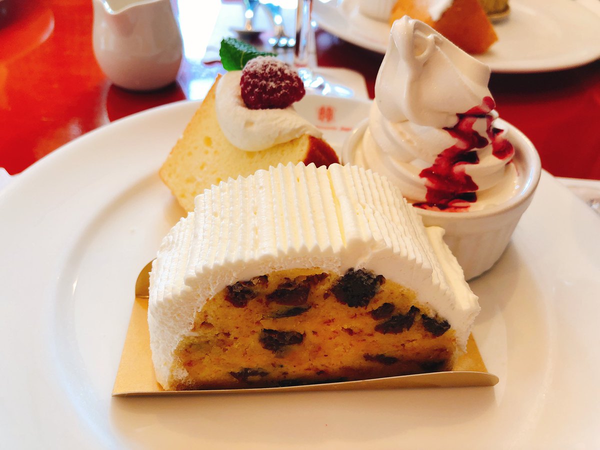 nyacky48's tweet photo. 北菓楼砂川本店のケーキセット食べてきたけど、安い！シフォンケーキ+ソフトクリーム+お好きなケーキ+お好きな飲み物で617円！！このケーキバームクーヘンにレーズンとかなんかを染み込ませてあって大きいし、ものすごくおいしい！ソフトも濃厚！！また行きたいけど遠いな。 https://t.co/nXOGwJmJWT