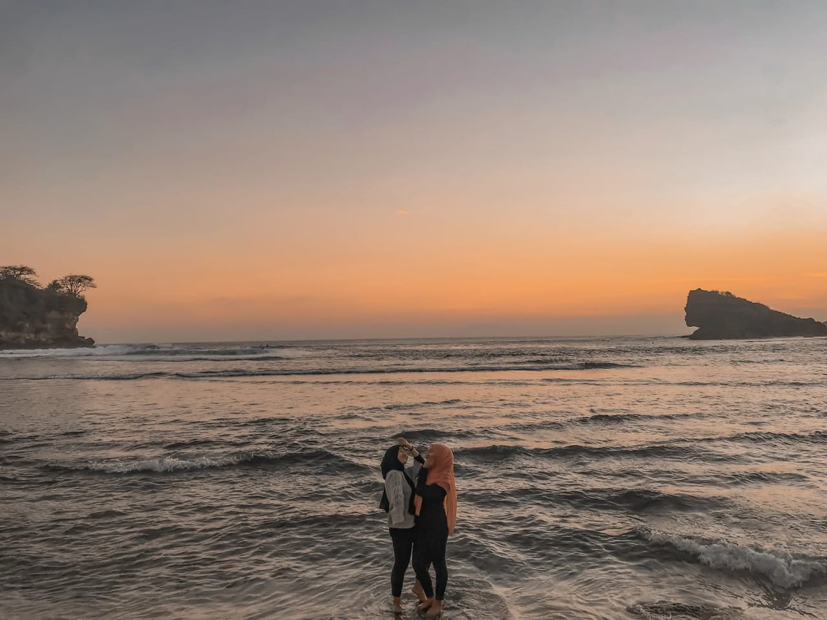 DhitaMuryanti's tweet photo. Sini foto sama kita dulu 🌊 https://t.co/wmAQW3i3hE