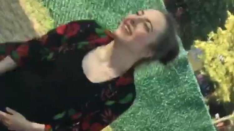 Sor şuna: "Bütün insanlara aşığım" der. 

"Eğer isteseydik onları sana tanıttırırdık. Sen de onları simalarından tanırdın. Yine de sen; onları, konuşma tarzlarından tanırsın. Allah, yaptıklarınızı bilir."

(Muhammed, 30) 

#Türbanlı