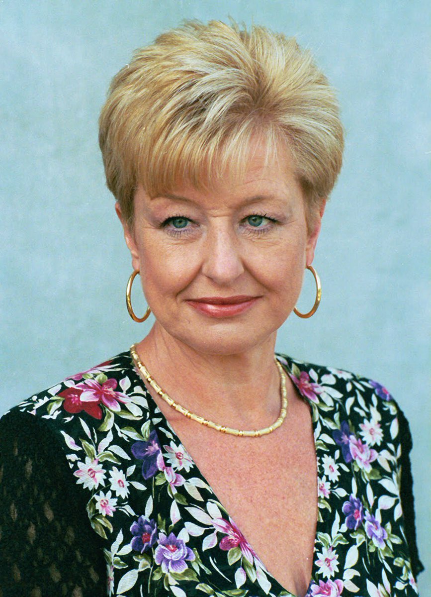 Día triste para la profesión. Nos ha dejado un mujer pionera: Mari Carmen Izquierdo. Me enseñó muchas cosas del periodismo y me hizo reír. Que la tierra te sea leve.