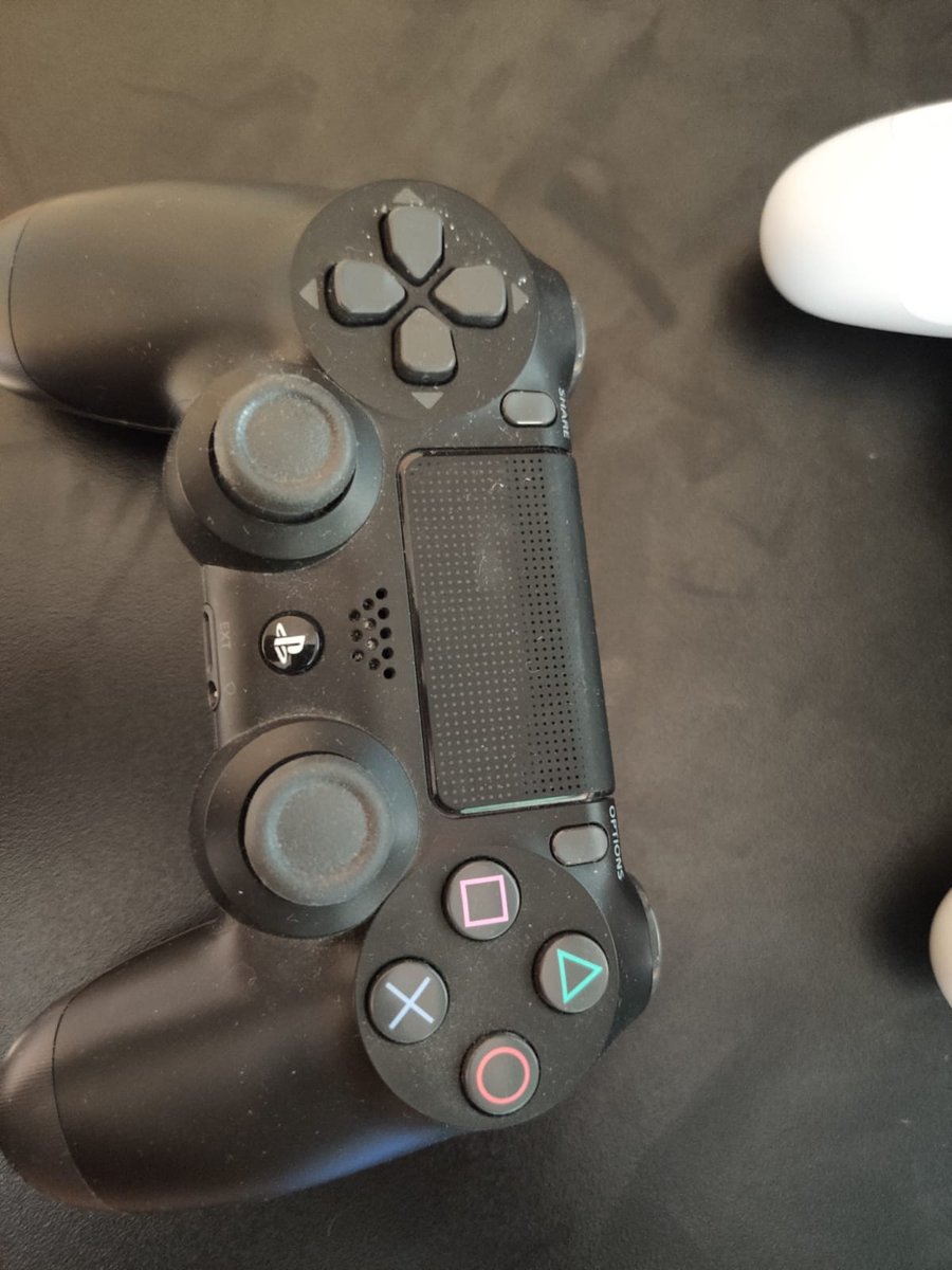 Se vende 2 mandos de la ps4, 1 blanco y otro negro en perfecto estado.