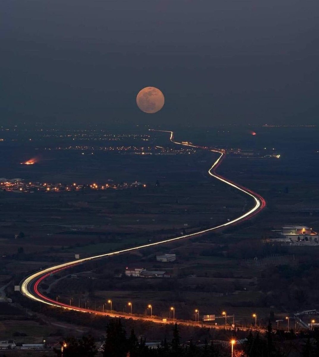 Oekpetry's tweet photo. Per chi volesse è stata fatta un’autostrada che porta fin sulla Luna. Ed anche #sullisolachenoncè https://t.co/JXv7k8vjeZ #GoodEveningtoall https://t.co/BLbhMWj2rZ