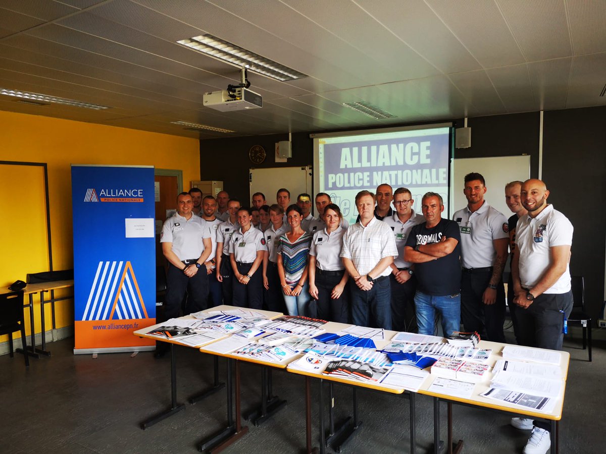 ALLIANCEPN_HdF's tweet photo. L’équipe Régionale ALLIANCE PN des hauts-de-France présente dans les écoles de Police à disposition de nos jeunes collègues de la #250e promo. 
#Sens #Nîmes #Roubaix #SaintMalo #Reims #Oissel #Périgueux 👍💪 https://t.co/fGXO0qnBae
