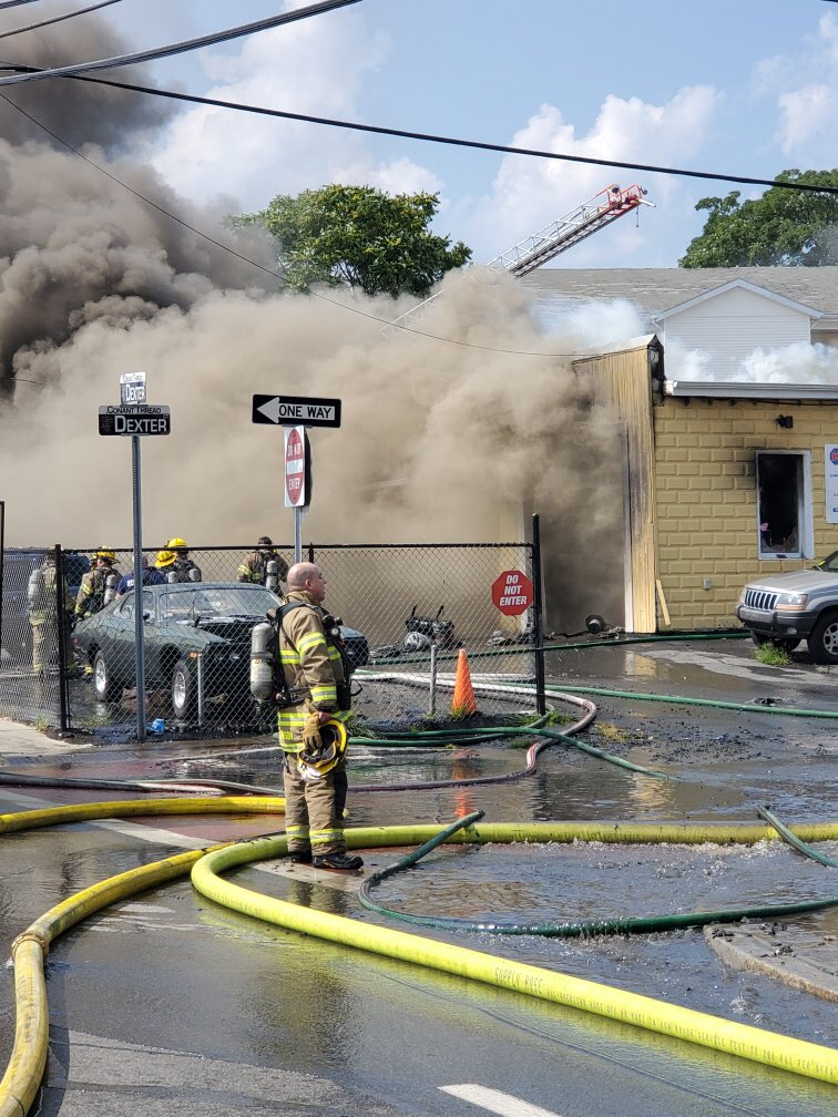 PVDCanteen's tweet photo. #19-199
Canteen 1 on scene in Pawtucket at their 2nd Alarm structure fire at 263 Dexter St.
📸- P. O’Rourke  
CP https://t.co/OsrVo8CMig