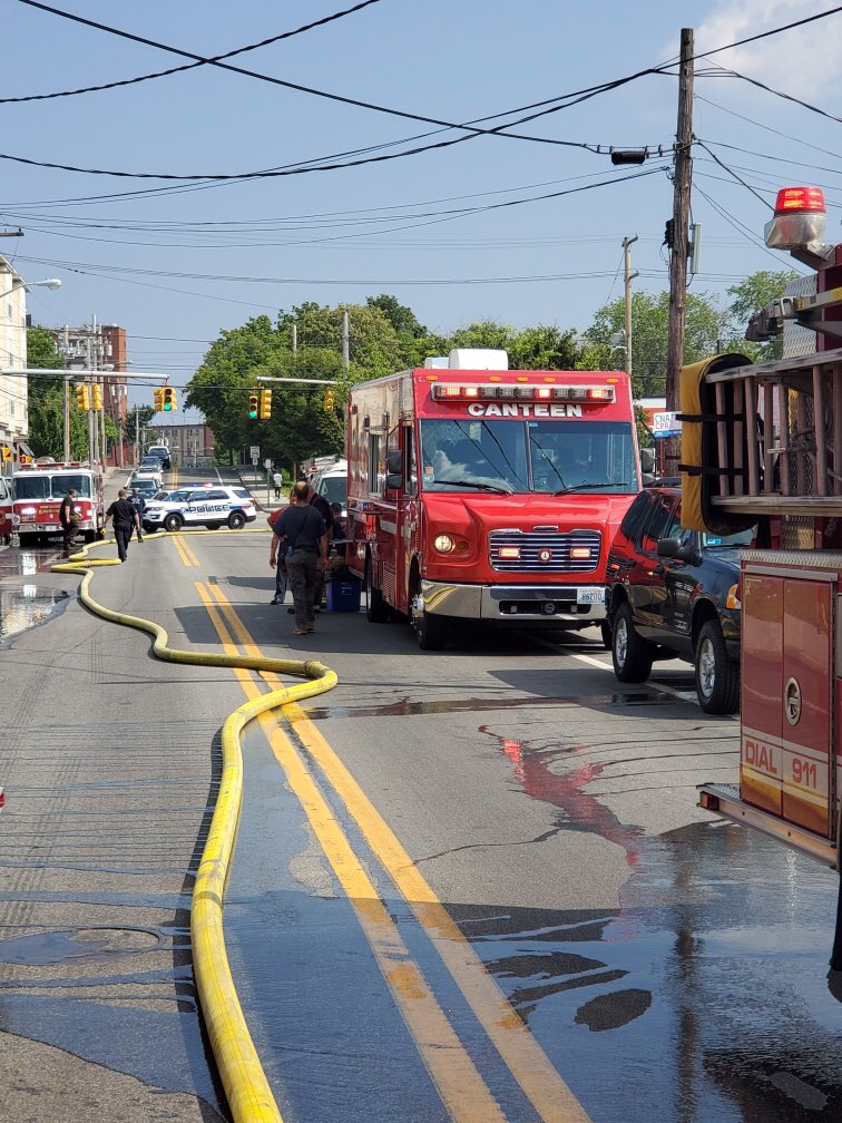 PVDCanteen's tweet photo. #19-199
Canteen 1 on scene in Pawtucket at their 2nd Alarm structure fire at 263 Dexter St.
📸- P. O’Rourke  
CP https://t.co/OsrVo8CMig