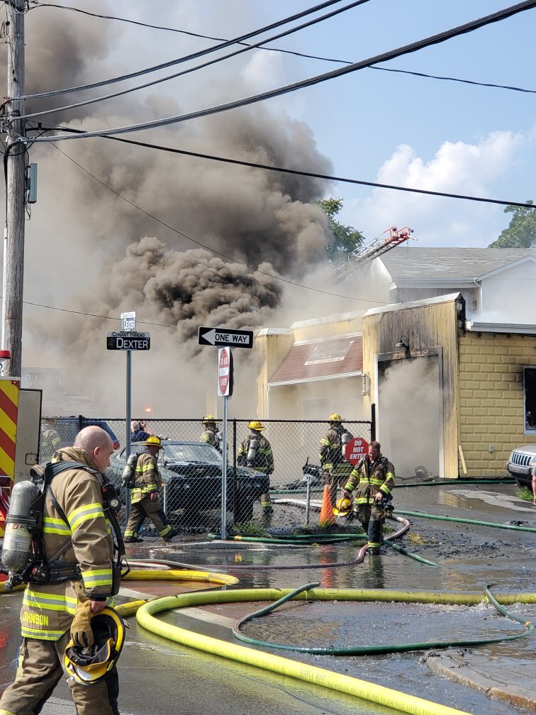 PVDCanteen's tweet photo. #19-199
Canteen 1 on scene in Pawtucket at their 2nd Alarm structure fire at 263 Dexter St.
📸- P. O’Rourke  
CP https://t.co/OsrVo8CMig