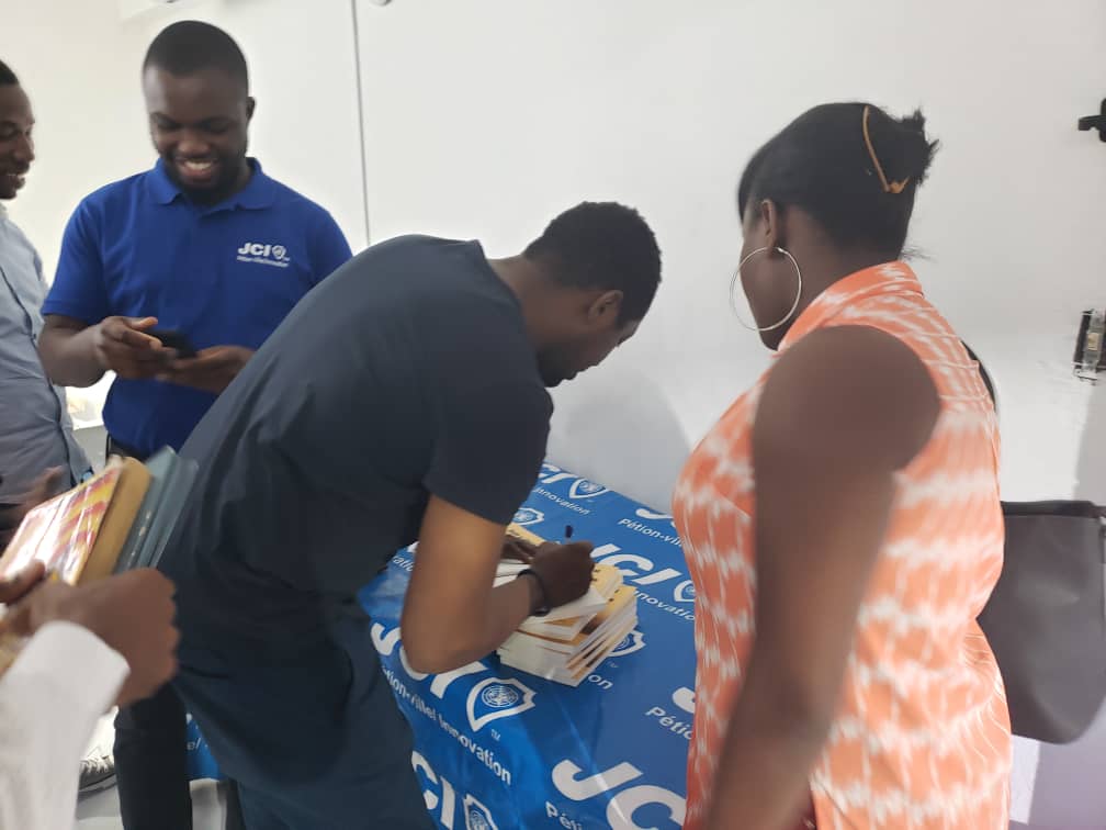 jci_pv's tweet photo. @etzeremile en a profité pour signer son ouvrage "Haiti a choisi de devenir un pays pauvre". https://t.co/hbvO1XBlo5