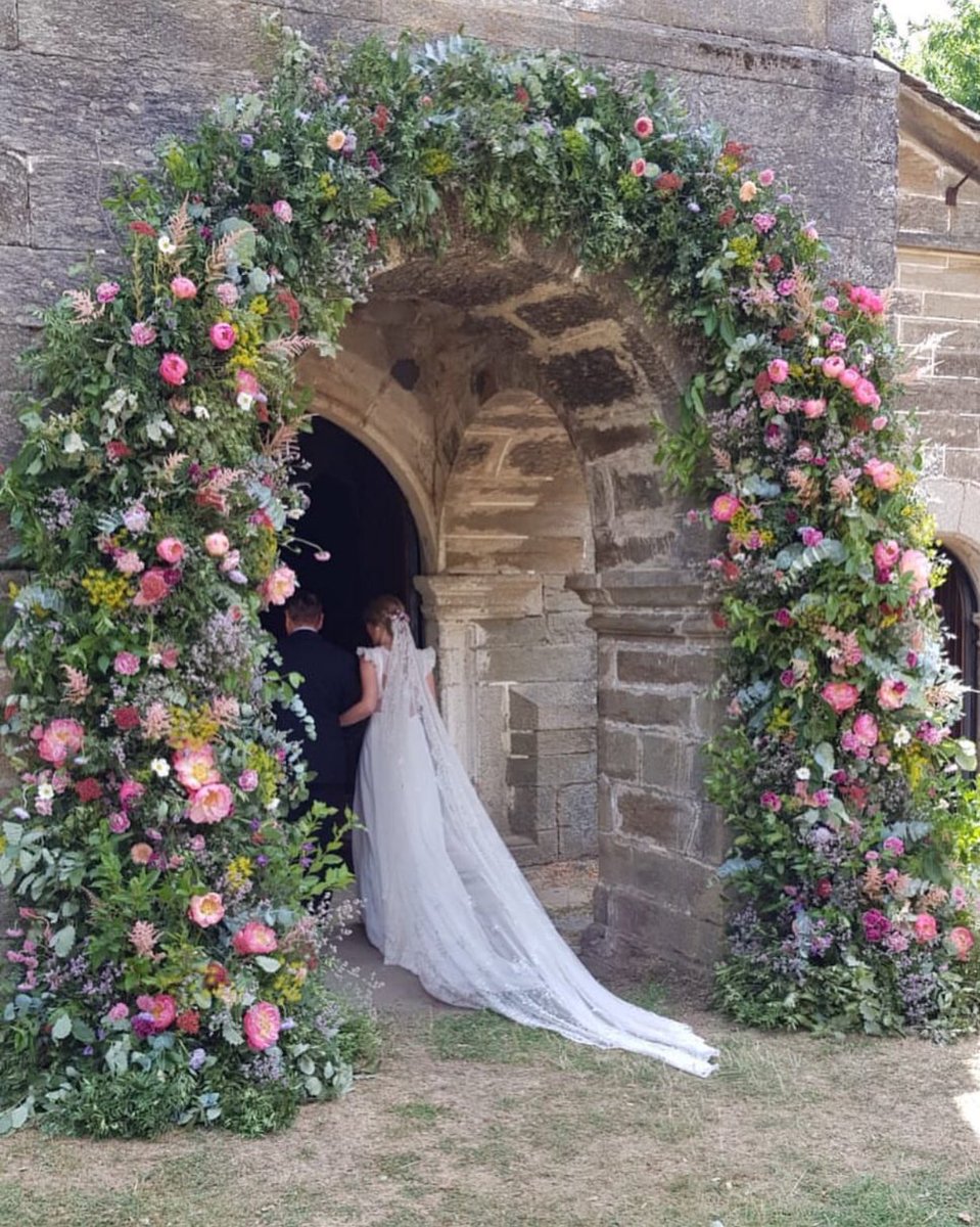 Flechazo total con este increíble arco de flores de @piccoleandcoccole 💘 #boda #bodas #wedding #weddings #casament #casamento #casamiento #marriage #matrimonio #blogdebodas #mariage #unabodaoriginal WP: <a href="/bodascolorin/">BodasColorínColorado</a>