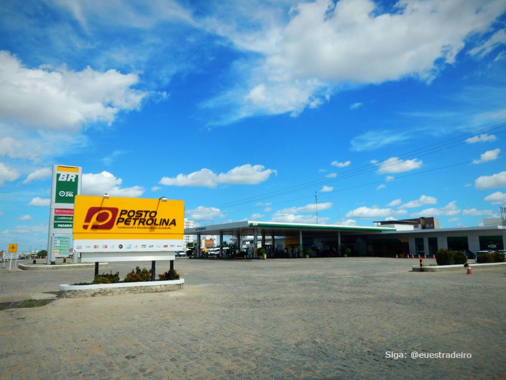 euestradeiro's tweet photo. Posto Petrolina e @petrolinaconveniencia BR-407 já na cidade, na rota Picos-Petrolina e 1km da rota Salgueiro-Petrolina .
Abasteci, usei os banheiros e a ótima BR Mania.
#euestradeiro #viajandodecarro #dirigindonaestrada #postopetrolina #petrolinaconveniencia #brmania #postobr https://t.co/GpIVTW89Br