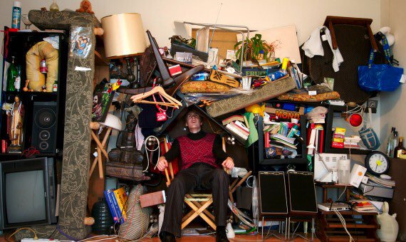 R2MPL's tweet image. حاله نفسيه تسمى "الاكتناز القهري" وهي جمع الاشياء ورفض التخلص منها مهما كانت تالفه او غير ضروريه اعتقاداً بانه سيحتاجها في يوم من الايام،
احد عنده هذي الحاله ؟