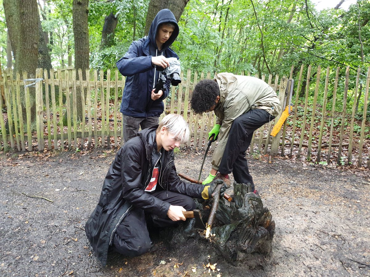 The rain didn't stop the Keeping it Wild team from getting stuck in to conservation! @WildLondon @HeritageFundL_S @HeritageFundUK #KickTheDust