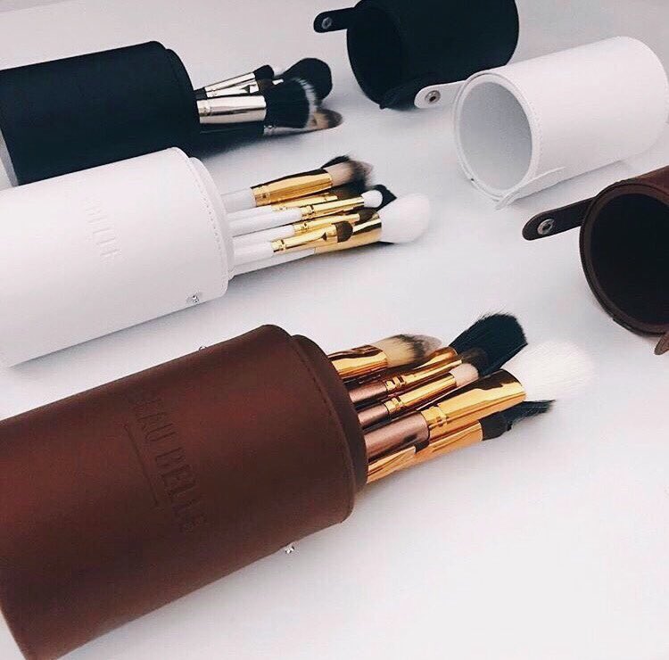The OG’s. 🤩 A set of 12 brushes all with super soft synthetic bristles and housed in a chic faux leather brush pot. 🙌 They have you covered! 💕 #makeupbrush #makeup